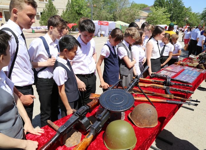 Выставка макетов оружия поисковиков на фестивале "Молодежный квартал"